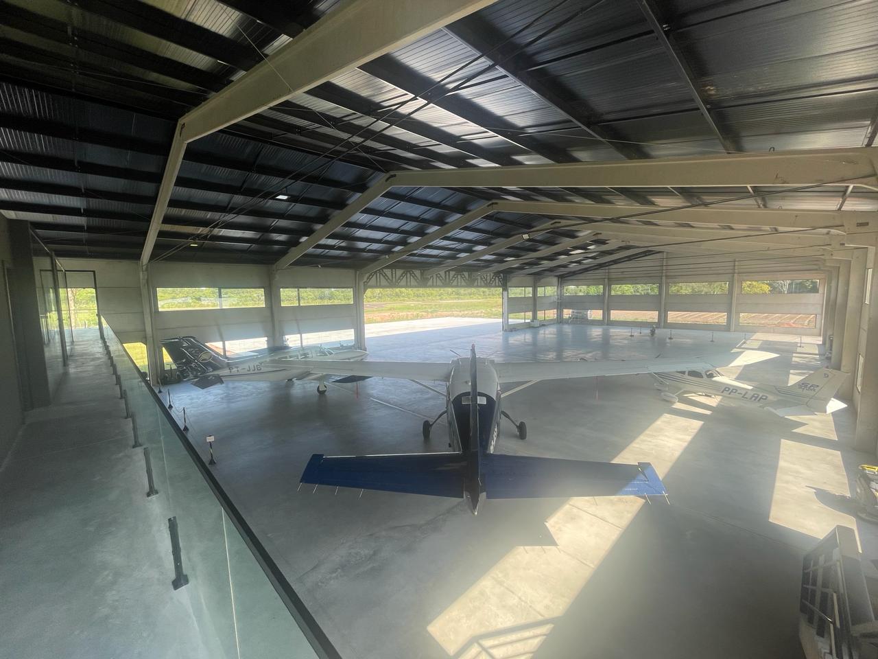 Nesta imagem é possível visualizar o interior  do novo hangar da Fração Taxi Aéreo.