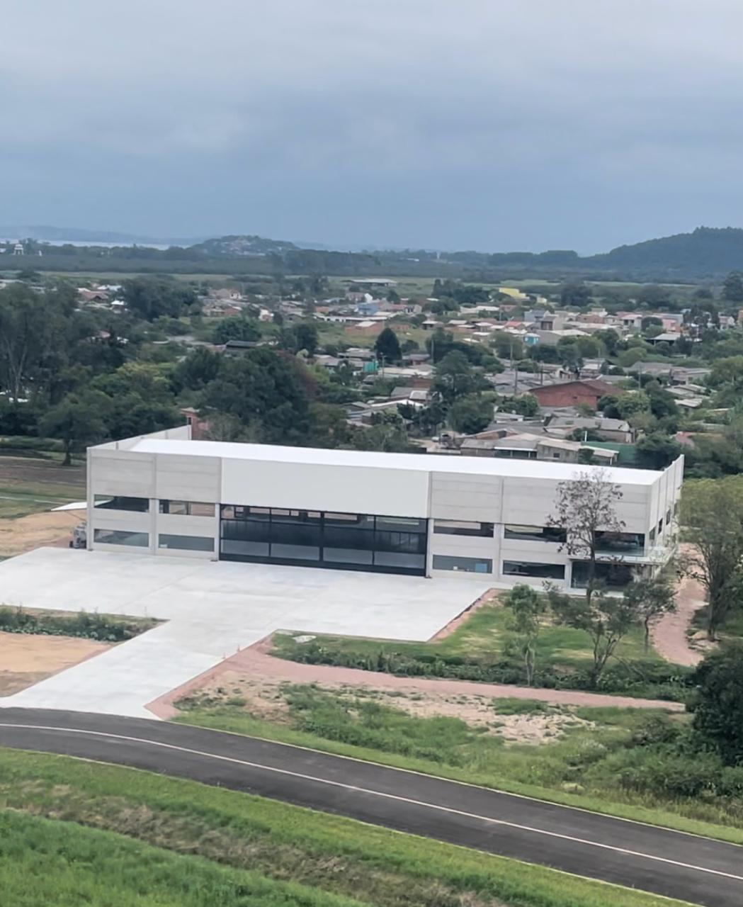 Esta imagem mostra o novo hangar da Fração, com vista da parte externa.
